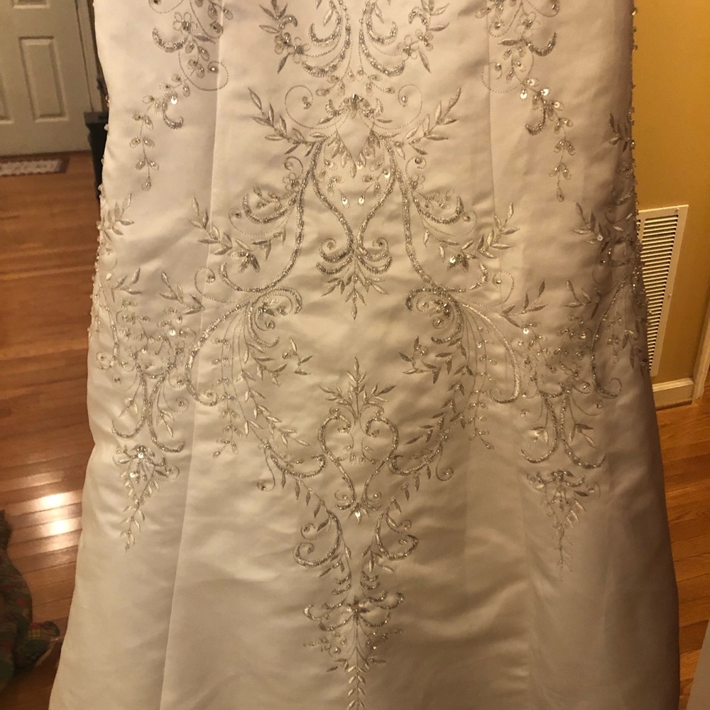 Size 6 - Cream Color - Fitted Mermaid Dress with Lots of Embroidery and Beadwork - Picture 2 of 6